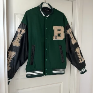Aelfric Eden varsity/college jacka - Superfin collegejacka från märket Aelfric Eden. Storlek Eu M och i jättebra skick. Aldrig använd.