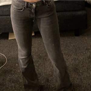 Säljer mina grå low waisted flare jeans som tyvärr har blivit lite för små i längden ❤️😭köparen står för frakt 🫶🏽