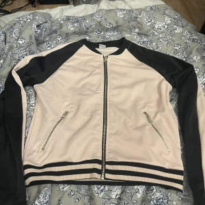 Kofta/bomberjacka  - En barnjacka o storlek 170