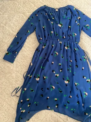 Somrig klänning  - Supersöt klänning från hm i strl 36 (sitter som 36/38). Klänningen är i fint skick och har använts 4-5 gånger. Säljer den då den inte kommer till användning längre