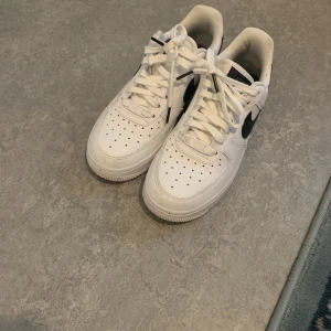Skor  - Airforce 1. Helt nya använd de känske  3 nånger i bra skick storlek 36. skrev till mig innan ni köper de . Vid köp mötes upp i Stockholm 