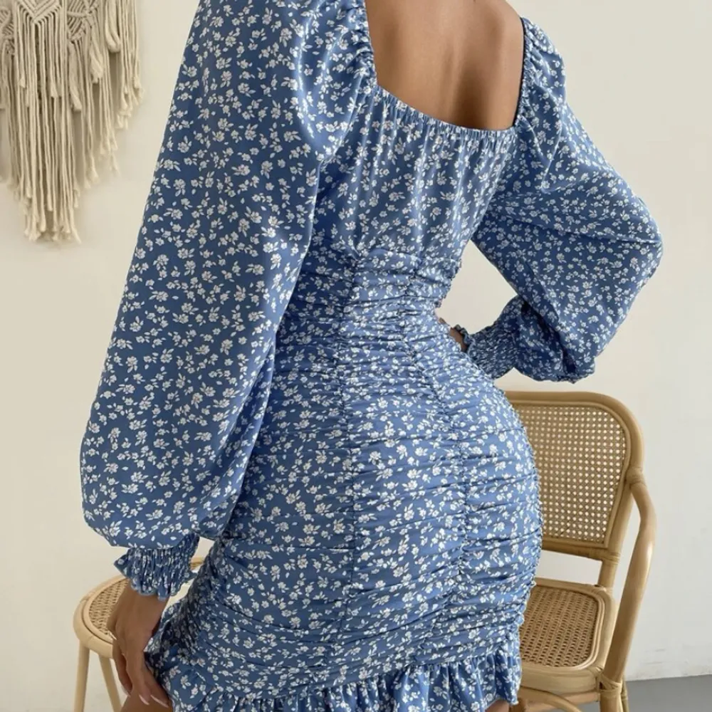 Säljer denna klänningen då den va lite för stor, oanvänd💙 Nypris 219kr, skriv för mer info!✨. Klänningar.