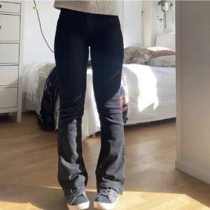 Svarta jeans ifrån zara i storlek 38. Knappt andvända. Köparen står för frakt skriv privat för frågor eller fler  bilder💕 Bilderna är lånade eftersom jeansen inte passade mig!