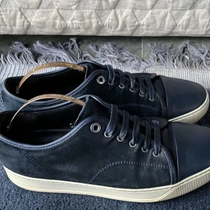 Lanvin - Säljer dessa lanvin i relativt bra använt skick. Dom är i storlek 41 men passar 42. Köpte dessa för 4500kr men säljer för 1999kr. Priset är Diskuterbart. Tveka inte att höra av dig vid frågor.