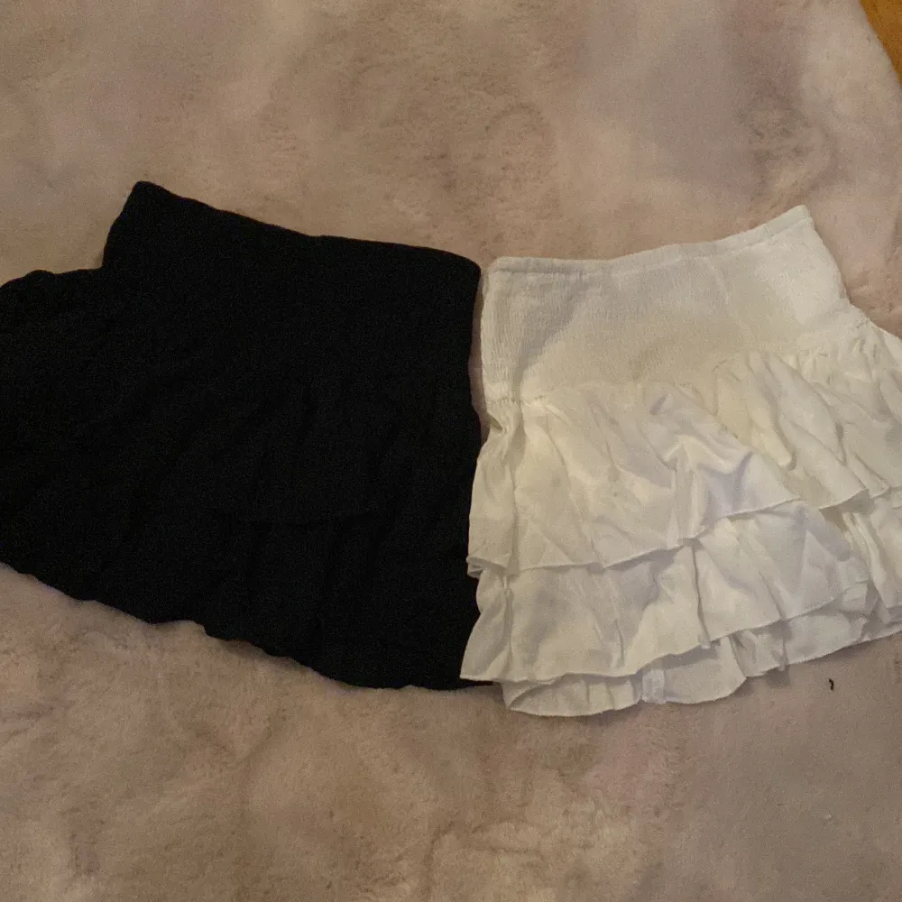 Jag säljer dessa två superfina kjolar för att dom tyvärr har blivit för små för mig☹️ Jag köpte dessa för ca: 130 kr st   Säljer båda för 50 + frakt. Kjolar.