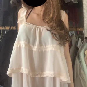 Rosa topp! - Säljer denna jättefina babyrosa toppen från gina tricot! Den passar perfekt nu till sommaren och funkar till allt! Den är använd få gånger så skulle säga att den nästan är som ny🩷Materialet är som en blus! Kom privat för fler frågor angående toppen! 