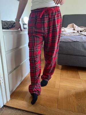 Pyjamasbyxor - Passar från XS-L skulle jag säga. (bild på min kompis) herr-modell.