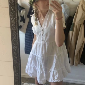 Sommar klänning  - Så somrig klänning från Zara! Jätte fint skick, säljer för har köpt en liknande. 🌸💕