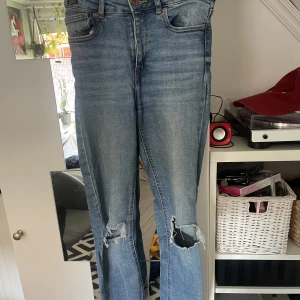 Högmidjade jeans - Smala högmidjade jeans med hål i knäna. Dåligt beskärd bild men passar mig i längden som är 165. Man kan även vika ner byxorna. 