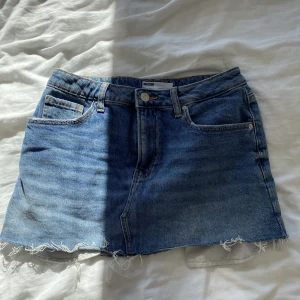 Jeanskjol - Kort jeanskjol. Liten i storleken!