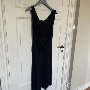 Säljer denna snygga klänningen från H&M. I fint skick. Storlek 38. Svårt att visa hur klänningen ser ut. Den har ”hängande” halsring framtill. Fler bilder, pma mig!