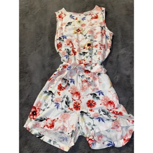 Playsuit Oanvänd, (strl 38) - Playsuit med knytning i midjan, Går även att ta bort snöret Köpte den förra året men den var för liten så den är oanvänd.  Nypris 550kr Mitt pris 200kr