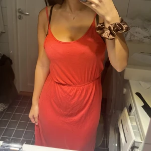 Klänning - Säljer mina rosa klänning från hm jätte skönt material💕det finns två slitsar vid benen på varje sida, och klänningen går nej till anklarna❤️har en randig oxå skriv om intresse🌸storlek XS men skulle säga att den passar S oxå🥰