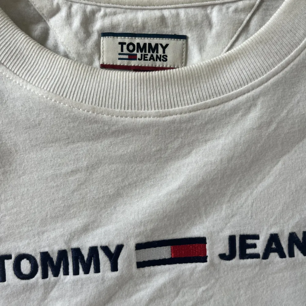 T-shirt från Tommy Hilfiger, endast använd vid något enstaka tillfälle. Storlek S💙. T-shirts.