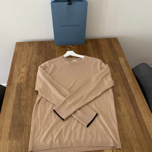 A days march tröja - Säljer denna a days march tröja i storlek L, tröjan är 100% merino ull och är riktigt skön. Det kommer två små defekter som jag försökte visa på sista bilden. Om du vill ha en närmre titt är det bara att skriva🌟 original pris 900 kr