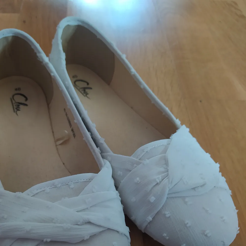 Hej, jag säljer vita ballerinaskor. Köptes för ca två veckor sedan aldrig används då jag köpte för stor storlek. Nypris ca 300 kr. Nyskick, inga fläckar eller defekter. Passar till högtider m.m.💗 Klicka ej på köp nu, kontakta mig innan. Skor.