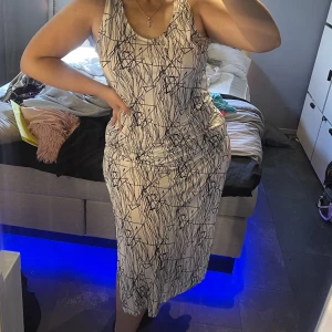 Klänning  - Oanvänd klänning ifrån Tuttifrutti. Slits på båda sidorna. 