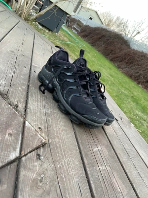 Nike VaporMax plus - Säljer mina VaporMax pga att dom inte kommer till användning längre, bubblan på ena skon har spruckit längst fram på skon. Skick 7/10 