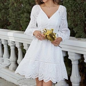 Vit sommarklänning - Jättefin sommarklänning, passar perfekt inför till exempel skolavslutning eller student!                                 Strl: Medium, Pris: 270 kr bortsett frakt, Oanvänd samt kvar i original förpackning.