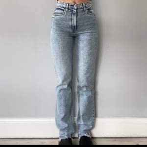90s Ultra High Rise Acid Wash Straight Jeans. Storlek 26 Long. Aldrig använda. Nypris 95 EUR 