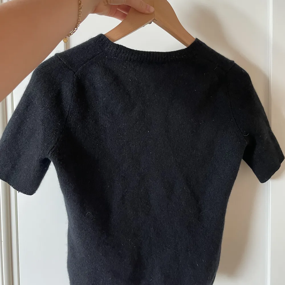 Fin tröja från Lisa yang, 100% karshmir. Bra skick, köpt second hand men jag har inte använt den. Jag är 174, för referens🫶🏻. Stickat.