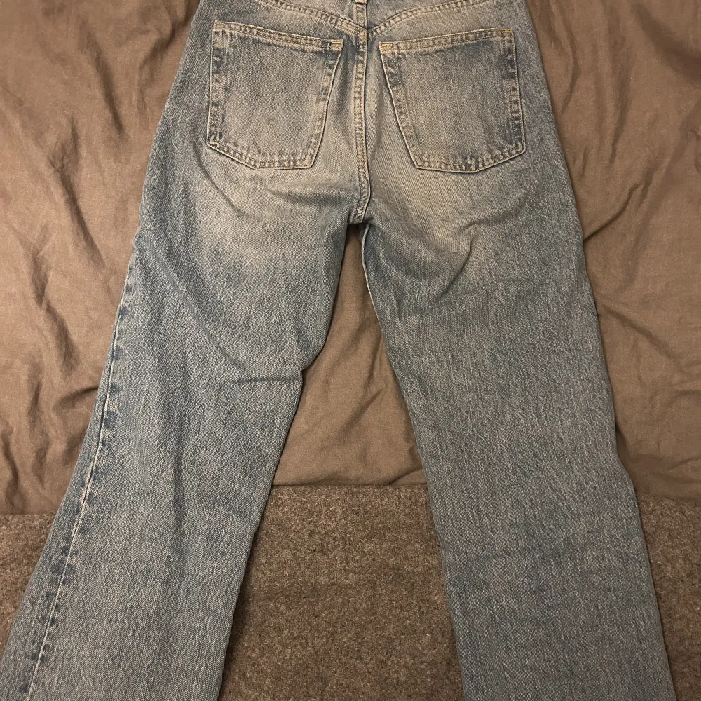 Jag säljer mina blåa jeans från Pull and Bear då dem inte passar mig längre. Dem är i storlek 32 men skulle även passa en 34💓 Dem är i bra skick förutom lite slitet längst ner på byxorna, kan skicka bilder privat🥰 Skriv dm vid intresse💗 . Jeans & Byxor.