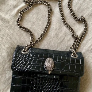 Kurt gaiger väska - Säljer min super fina kurt gaiger väska , eftersom den inte kommer till användning. Den är i väldigt bra skick och är inköpt på Zalando. Mått 19cm x 15 cm. Skriv om ni är intresserade.💓 OBS du står för frakten🫶🏼