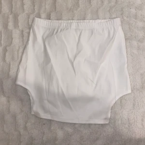 Vit mini kjol - Vit mini kjol aldrig använd storlek 40