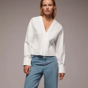 Zara vit blus  - Vit söt blus/skjorta från Zara, aldrig använd. Skrynklig pga legat nedpackad 🤍