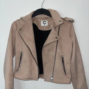 Mockajacka - Mocka jacka från cubus (fake mocka), i storlek 158, säljer pga att det är för liten, men i extremt fint skick🥰