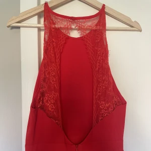 Balklänning  - Röd balklänning med slits i benet och öppen rygg med spets. Endast använd en gång. Dragkedja i ryggen. Pris kan diskuteras 💕
