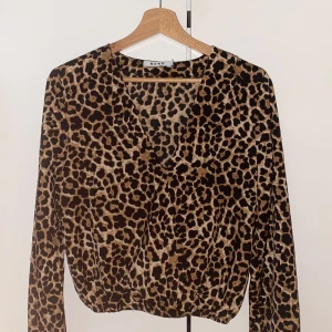 leopardblus - storlek 36  knappt använd  pris 50kr + frakt