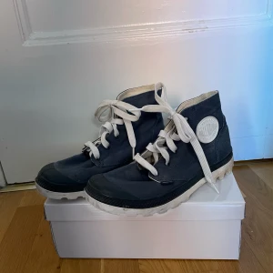 Palladium skor - Nypris 1100kr. I mycket bra skick!🩵