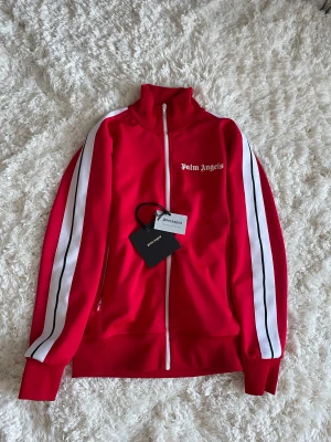 Palm Angels Tracktop - Palm Angels Tracktop (Red) - Storlek: S - Skick: 9/10  - Pris: 2500kr Tags och kvitto medföljer vid köp! 