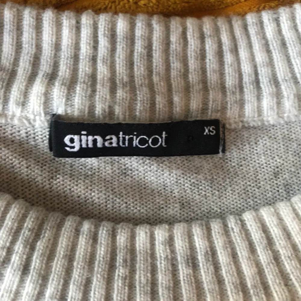Säljer en ljusgrå stickad tröja från Gina Tricot i strl. XS. Slutsåld på hemsidan! Aldrig använd.. Stickat.