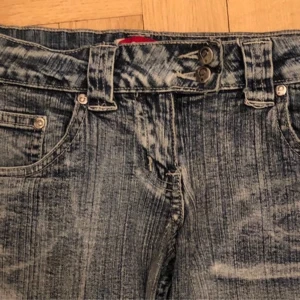 Lågmidjade jeans - Supersnygga lågmidjade jeans i unik tvätt och coola detaljer. Perfekt skick. Modellen är rak och lite lätt utsvängd nedtill. De är stretchiga i midjan och storleken motsvarar ungefär M, bra längd för någon under 165❤️