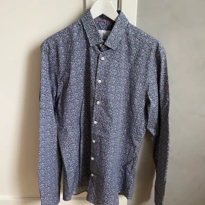 Savvy Citizen skjorta  - Savvy Citizen skjorta i storlek M för here. Fin färg och god passform i mycket bra skick, sällan använd. 100% bomull.