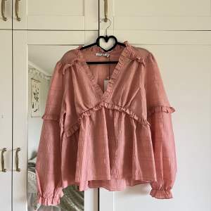 Rosa gullig blus från NA-KD som tyvärr inte kommer till användning! Helt ny och sval sommar blus!  Passar mig som oftast har S🥰🩵💐 orginal pris 399 kr, mitt pris 100 + frakt