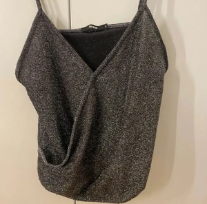 Glittrigt linne💕 - Säljer mitt glittriga linne från bikbok använd 2 gånger💕jättefint till sommaren