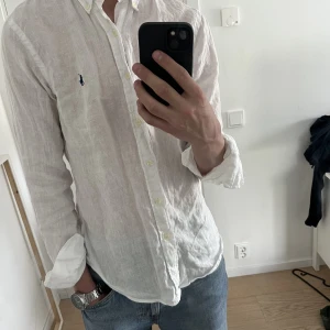 Linne skjorta, Ralph Lauren - Säljer min Ralph Lauren linne skjorta, perfekt till sommaren. Storlek S men passar även M. Köptes förra sommaren för 1400kr men har växt ur den nu💯 Skick 9:10
