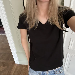 Svart T-shirt  - Kontakta för mer info Pris kan diskuteras 