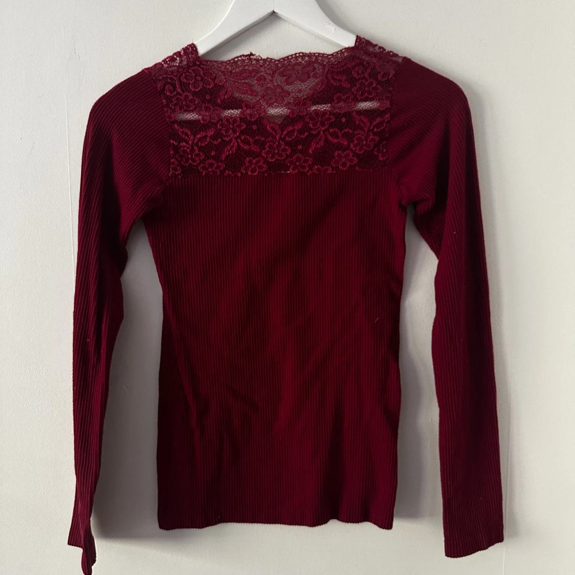 Vinröd topp med spetts  - 91