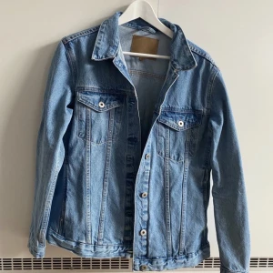 Jeansjacka💕 - Säljer denna jeansjacka aldrig använd!!Storlek S men oversized så passar typ alla storlekar💖