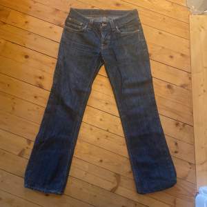 Ett par nudie jeans i modellen ”boot cut ola”. Bra skick 8/10 använda sparsamt. Storlek 31/32 men sitter lite tajtare i midjan som en 30 eller en 29 typ.