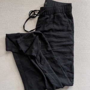 Linneset - Set i linnetyg, strl S i båda delar  Endast använt 2 gånger   Nypris 848:- (byxor 449:-, skjorta 399:-) Säljes för 500:- 