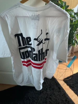 T-shirt  - T-shirt från bohoo köpt för 250 kr mitt pris 70 kr. Oversized storlek m skick 10/10 i använd tröja. 