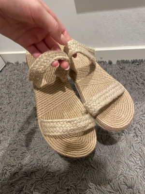 Sandaler - Säljer ett par flätade sandaler som är köpta i Spanien förra året men har aldrig kommit till användning pga förstora! Skriv gärna för fler frågor💗
