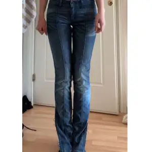 Säljer dom här vintage jeansen från Levis. Dom är egentligen skinny jeans men dom har en slits längst ner vilket gör dom utsvängda. Midjemått 37 cm tvärsöver. Innerbenets längd 85 cm. 