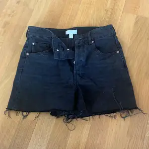 Svartajeans shorts från Hm, köpta förra sommaren men knappt använda pga för små💘