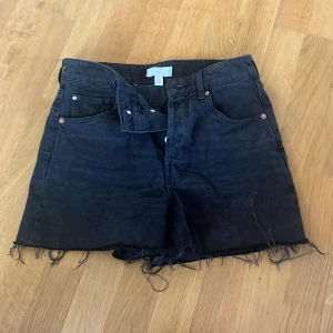 Shorts  - Svartajeans shorts från Hm, köpta förra sommaren men knappt använda pga för små💘